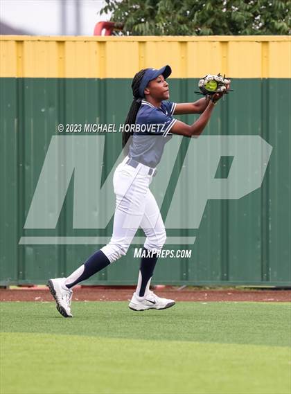 Thumbnail 2 in Lone Star vs. Heritage (UIL 5A Regional Final) photogallery.
