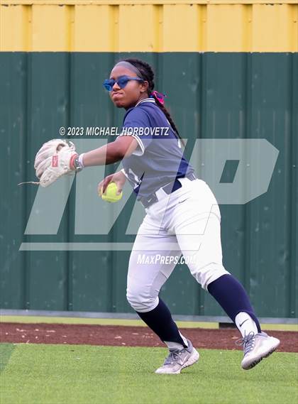Thumbnail 2 in Lone Star vs. Heritage (UIL 5A Regional Final) photogallery.