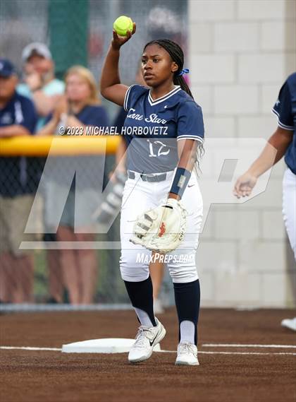 Thumbnail 2 in Lone Star vs. Heritage (UIL 5A Regional Final) photogallery.
