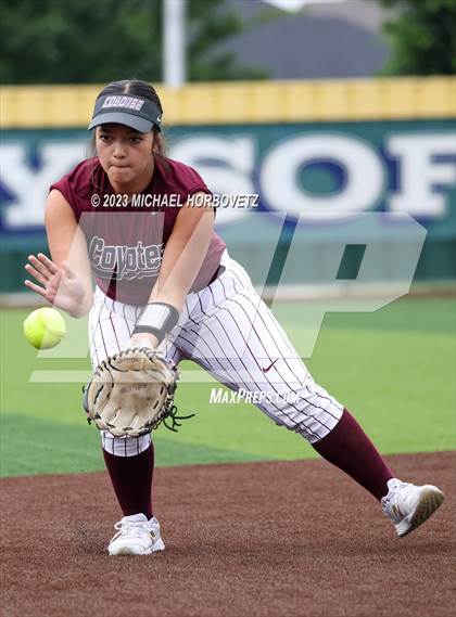 Thumbnail 1 in Lone Star vs. Heritage (UIL 5A Regional Final) photogallery.