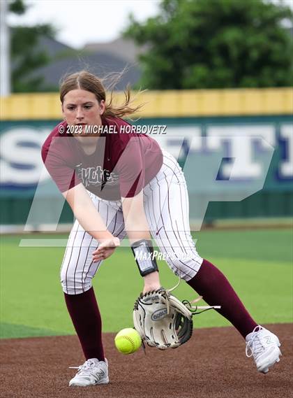 Thumbnail 3 in Lone Star vs. Heritage (UIL 5A Regional Final) photogallery.