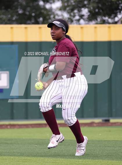 Thumbnail 3 in Lone Star vs. Heritage (UIL 5A Regional Final) photogallery.