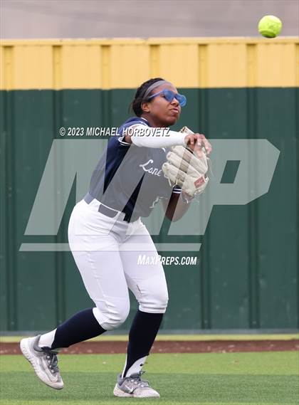 Thumbnail 3 in Lone Star vs. Heritage (UIL 5A Regional Final) photogallery.