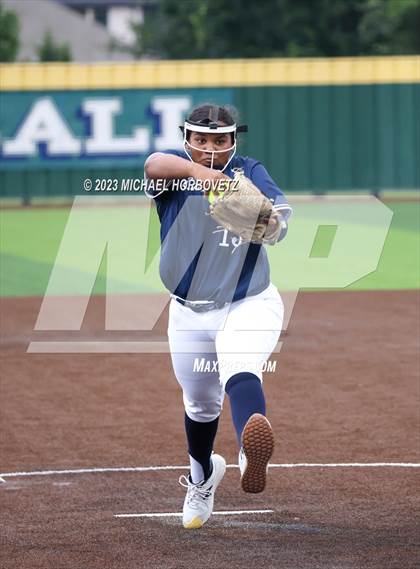 Thumbnail 2 in Lone Star vs. Heritage (UIL 5A Regional Final) photogallery.