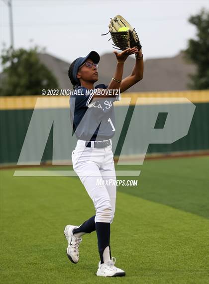 Thumbnail 2 in Lone Star vs. Heritage (UIL 5A Regional Final) photogallery.
