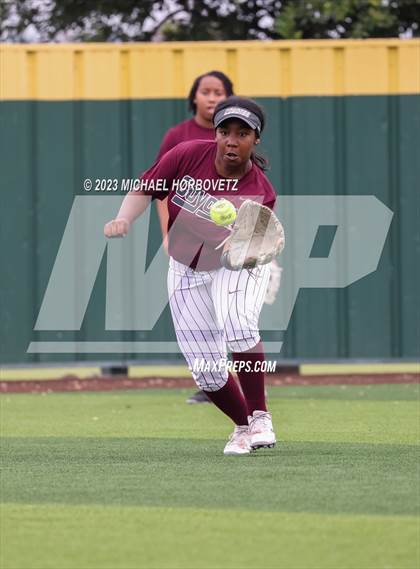 Thumbnail 2 in Lone Star vs. Heritage (UIL 5A Regional Final) photogallery.