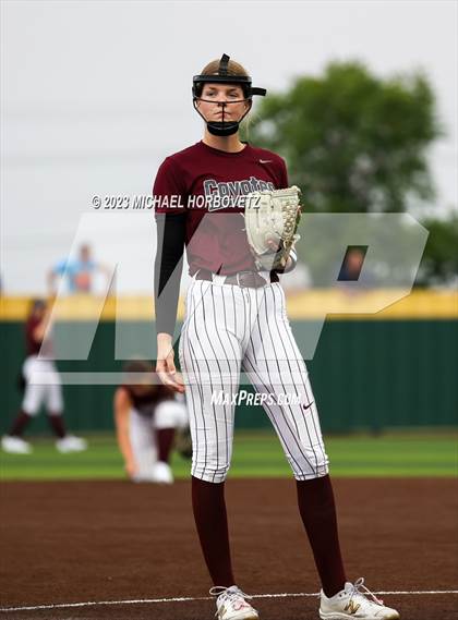Thumbnail 2 in Lone Star vs. Heritage (UIL 5A Regional Final) photogallery.