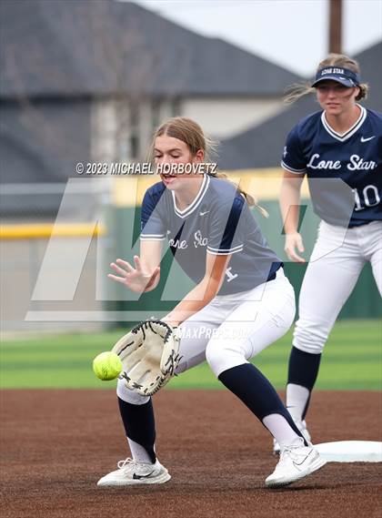 Thumbnail 2 in Lone Star vs. Heritage (UIL 5A Regional Final) photogallery.