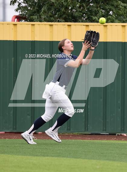 Thumbnail 1 in Lone Star vs. Heritage (UIL 5A Regional Final) photogallery.