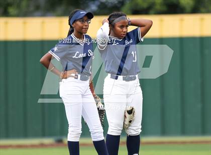 Thumbnail 2 in Lone Star vs. Heritage (UIL 5A Regional Final) photogallery.