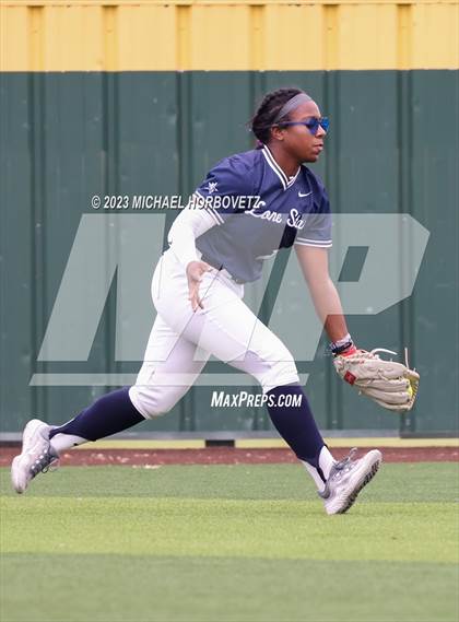 Thumbnail 2 in Lone Star vs. Heritage (UIL 5A Regional Final) photogallery.