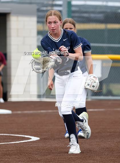 Thumbnail 3 in Lone Star vs. Heritage (UIL 5A Regional Final) photogallery.