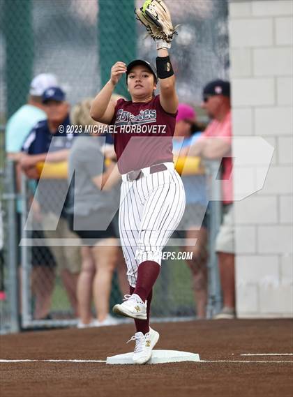 Thumbnail 1 in Lone Star vs. Heritage (UIL 5A Regional Final) photogallery.
