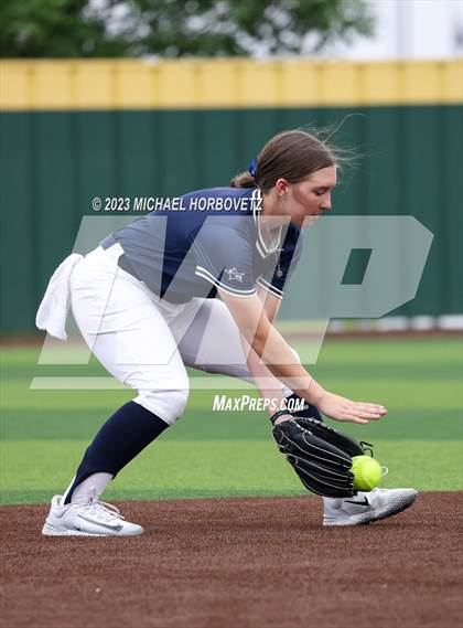Thumbnail 3 in Lone Star vs. Heritage (UIL 5A Regional Final) photogallery.