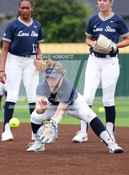 Thumbnail 2 in Lone Star vs. Heritage (UIL 5A Regional Final) photogallery.