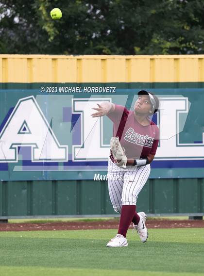 Thumbnail 2 in Lone Star vs. Heritage (UIL 5A Regional Final) photogallery.