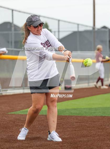 Thumbnail 1 in Lone Star vs. Heritage (UIL 5A Regional Final) photogallery.