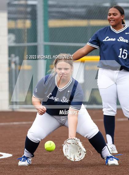 Thumbnail 1 in Lone Star vs. Heritage (UIL 5A Regional Final) photogallery.