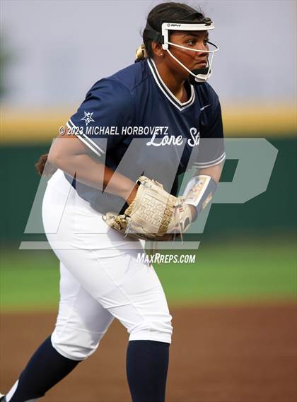 Thumbnail 1 in Lone Star vs. Heritage (UIL 5A Regional Final) photogallery.