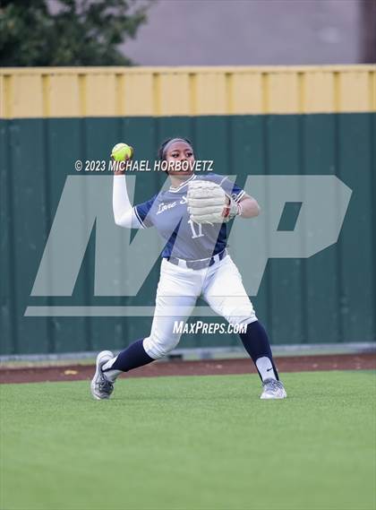 Thumbnail 3 in Lone Star vs. Heritage (UIL 5A Regional Final) photogallery.