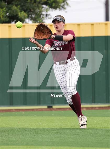 Thumbnail 1 in Lone Star vs. Heritage (UIL 5A Regional Final) photogallery.