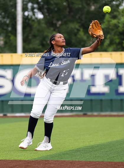 Thumbnail 1 in Lone Star vs. Heritage (UIL 5A Regional Final) photogallery.