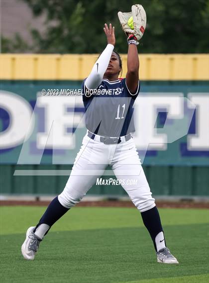 Thumbnail 3 in Lone Star vs. Heritage (UIL 5A Regional Final) photogallery.