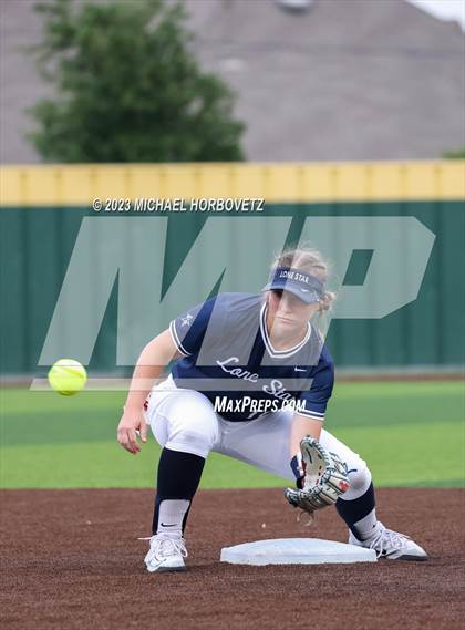 Thumbnail 3 in Lone Star vs. Heritage (UIL 5A Regional Final) photogallery.