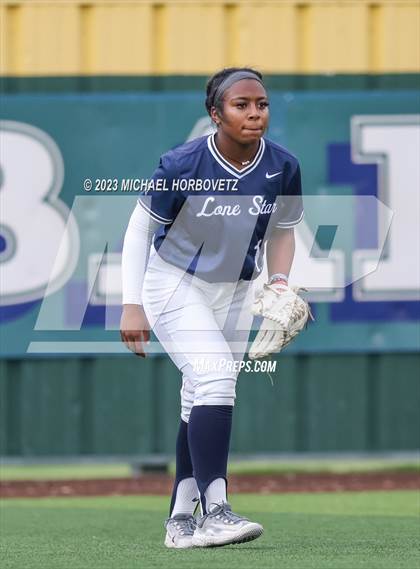 Thumbnail 2 in Lone Star vs. Heritage (UIL 5A Regional Final) photogallery.