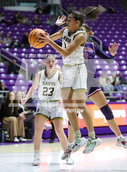 Thumbnail 2 in Herriman vs. Davis (UHSAA 6A Quarterfinal) photogallery.