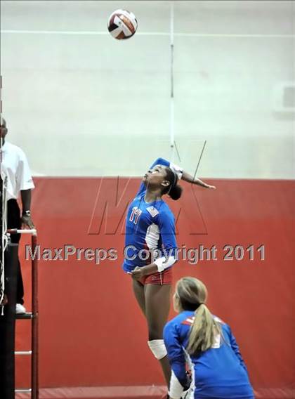 Thumbnail 1 in South vs. Los Alamitos (Molten Classic) photogallery.