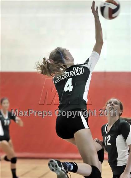 Thumbnail 2 in South vs. Los Alamitos (Molten Classic) photogallery.