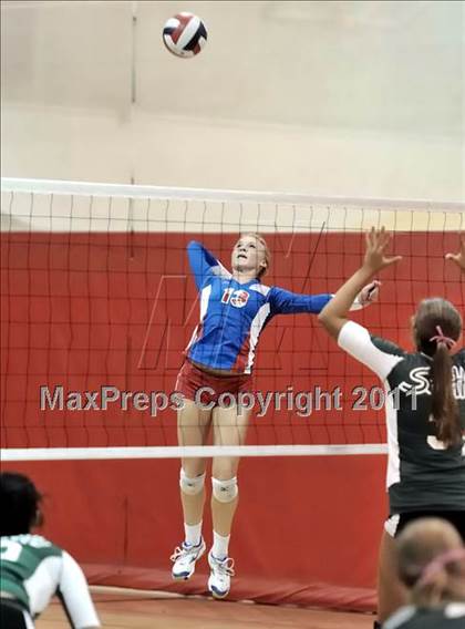 Thumbnail 2 in South vs. Los Alamitos (Molten Classic) photogallery.