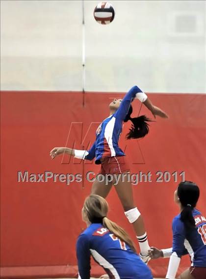 Thumbnail 2 in South vs. Los Alamitos (Molten Classic) photogallery.