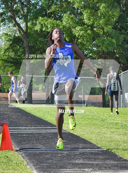 Thumbnail 2 in UIL 3A Regional Track & Field Meet photogallery.