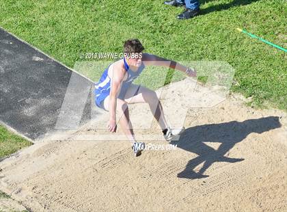 Thumbnail 1 in UIL 3A Regional Track & Field Meet photogallery.
