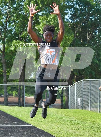 Thumbnail 1 in UIL 3A Regional Track & Field Meet photogallery.
