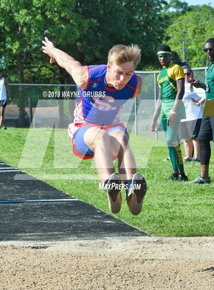 Thumbnail 1 in UIL 3A Regional Track & Field Meet photogallery.