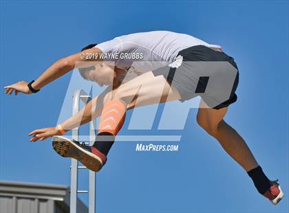 Thumbnail 3 in UIL 3A Regional Track & Field Meet photogallery.