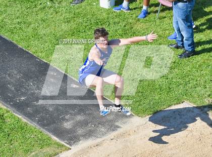 Thumbnail 3 in UIL 3A Regional Track & Field Meet photogallery.