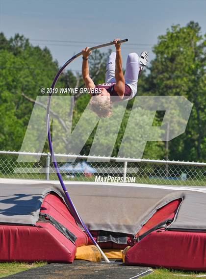 Thumbnail 3 in UIL 3A Regional Track & Field Meet photogallery.