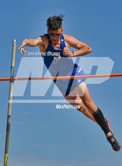 Thumbnail 3 in UIL 3A Regional Track & Field Meet photogallery.