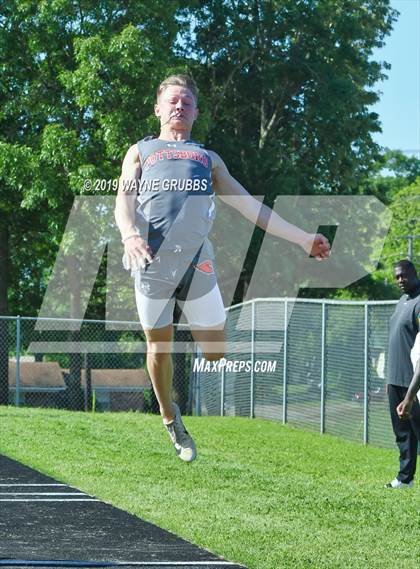 Thumbnail 1 in UIL 3A Regional Track & Field Meet photogallery.