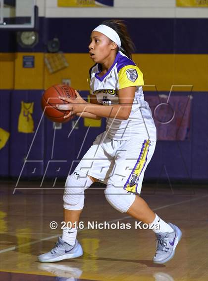 Thumbnail 2 in Warren vs. Lynwood photogallery.
