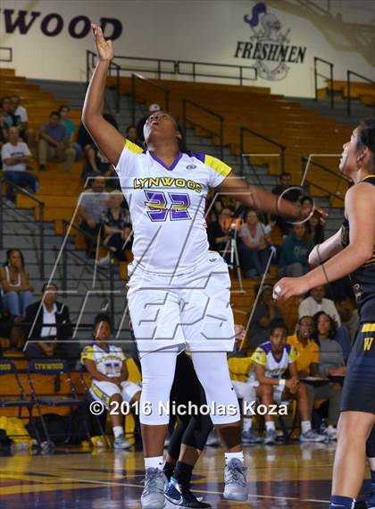 Thumbnail 2 in Warren vs. Lynwood photogallery.