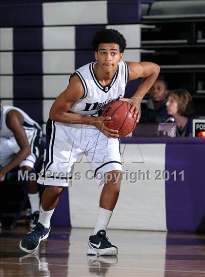 Thumbnail 2 in Compton vs. Bakersfield (St. Hope Elite Classic) photogallery.