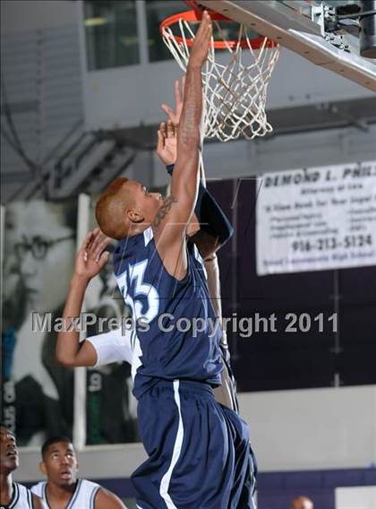 Thumbnail 2 in Compton vs. Bakersfield (St. Hope Elite Classic) photogallery.