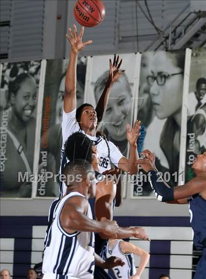 Thumbnail 2 in Compton vs. Bakersfield (St. Hope Elite Classic) photogallery.