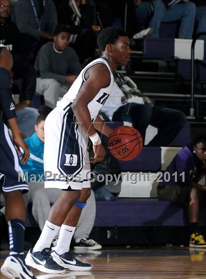 Thumbnail 1 in Compton vs. Bakersfield (St. Hope Elite Classic) photogallery.