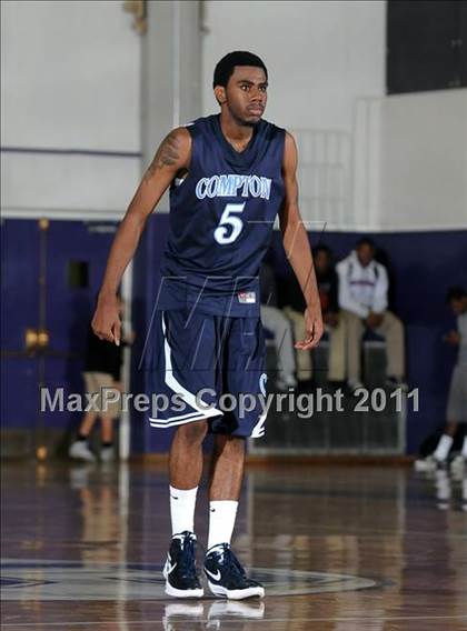 Thumbnail 1 in Compton vs. Bakersfield (St. Hope Elite Classic) photogallery.